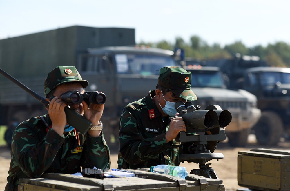 Đội trưởng và ban huấn luyện chỉ đạo sát sao đội tuyển để có những loạt bắn và hiệu chỉnh khí tài đạt kết quả tốt nhất.